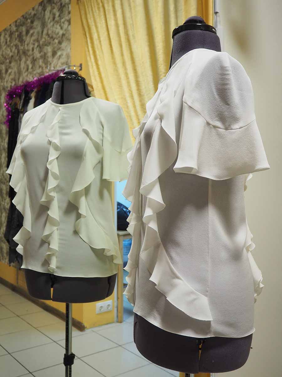 Блузка белого цвета из натурального шелка