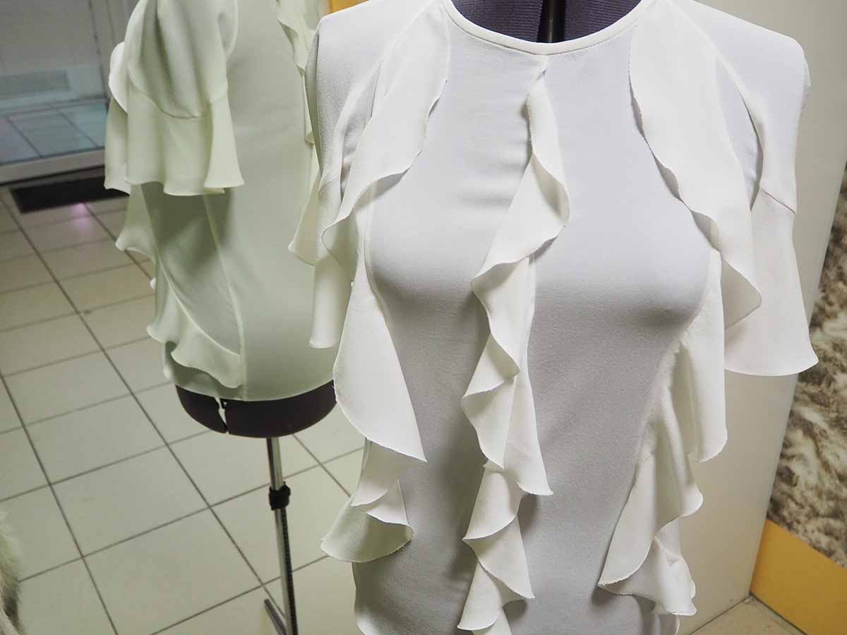Блузка белого цвета из натурального шелка