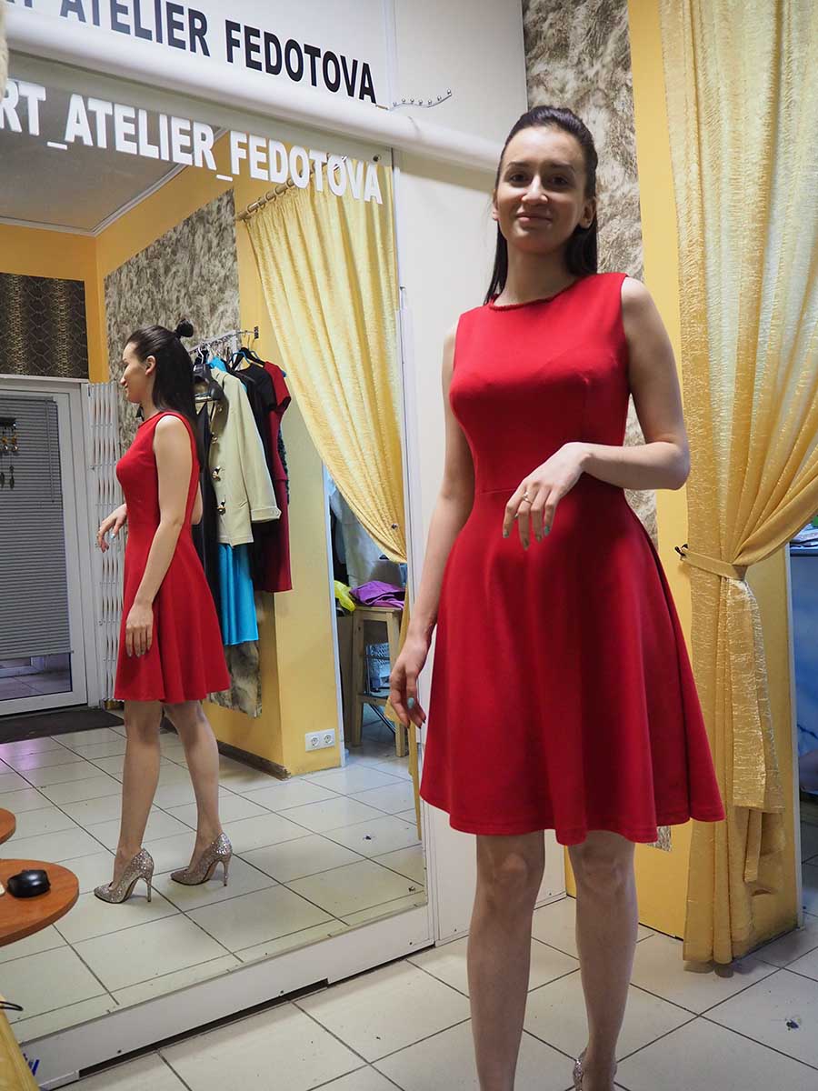 Коктейльное платье из красного трикотажа без рукавов