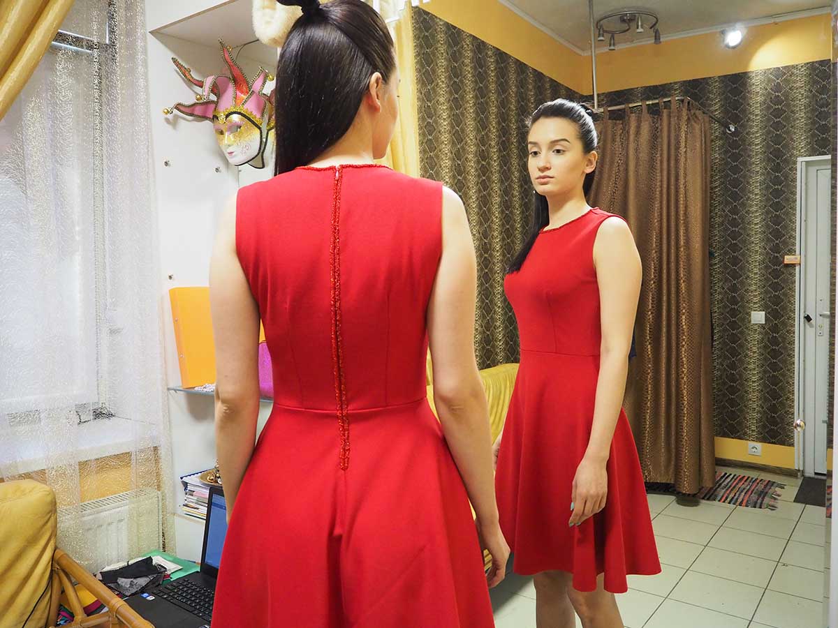 Коктейльное платье из красного трикотажа без рукавов