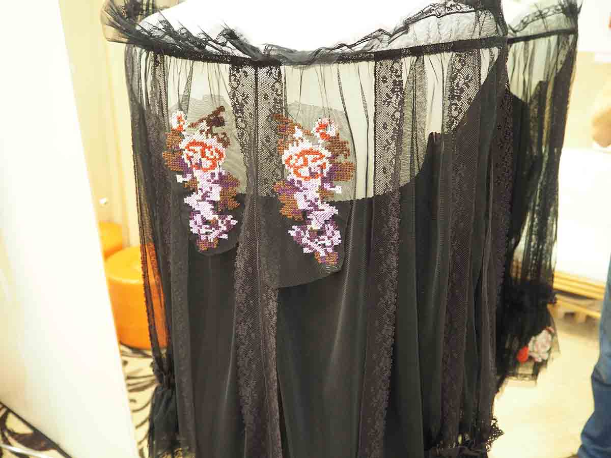 Коктейльное платье с вышивкой на сетке