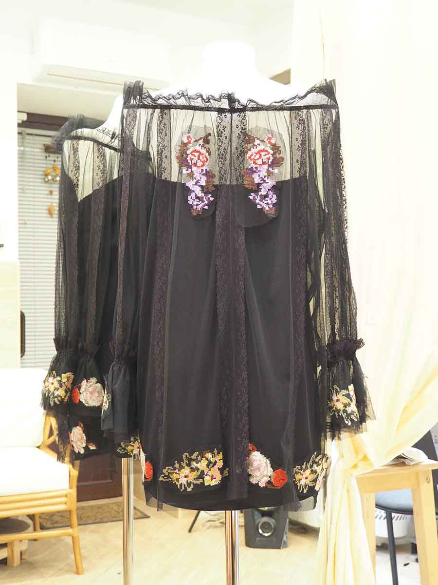 Коктейльное платье с вышивкой на сетке