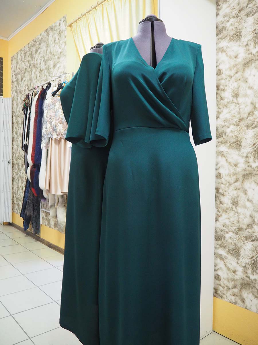 Платье А-образного силуэта из плотного натурального шелка цвета «изумруд»