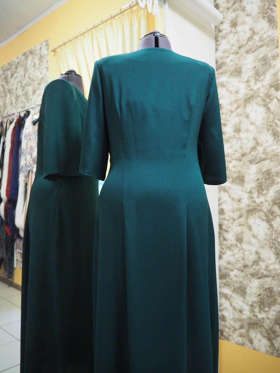 Платье А-образного силуэта из плотного натурального шелка цвета «изумруд»