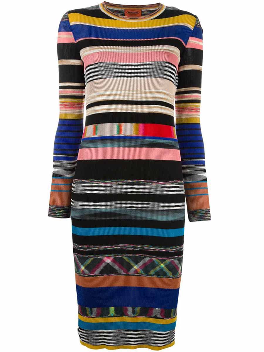 Полосатое вязаное платье средней длины