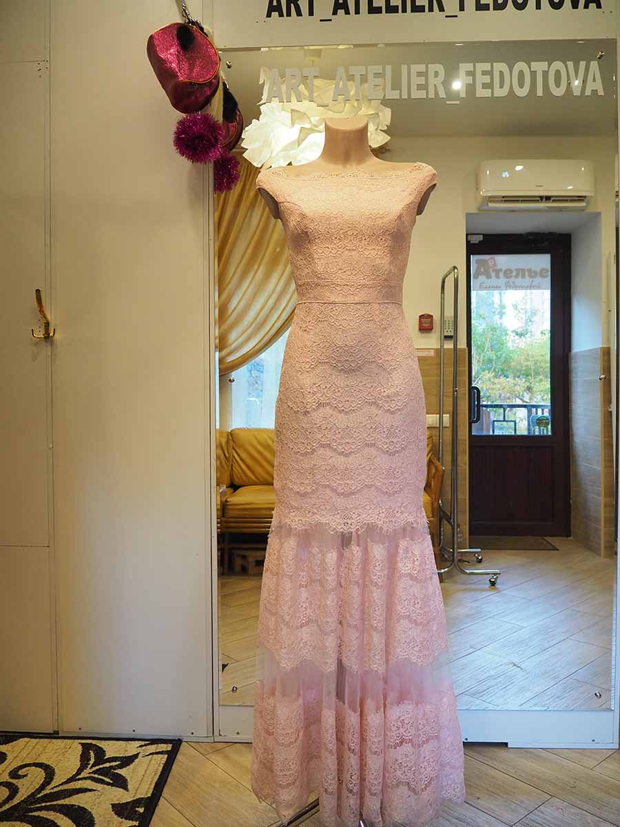 Вечернее платье из розового гипюра